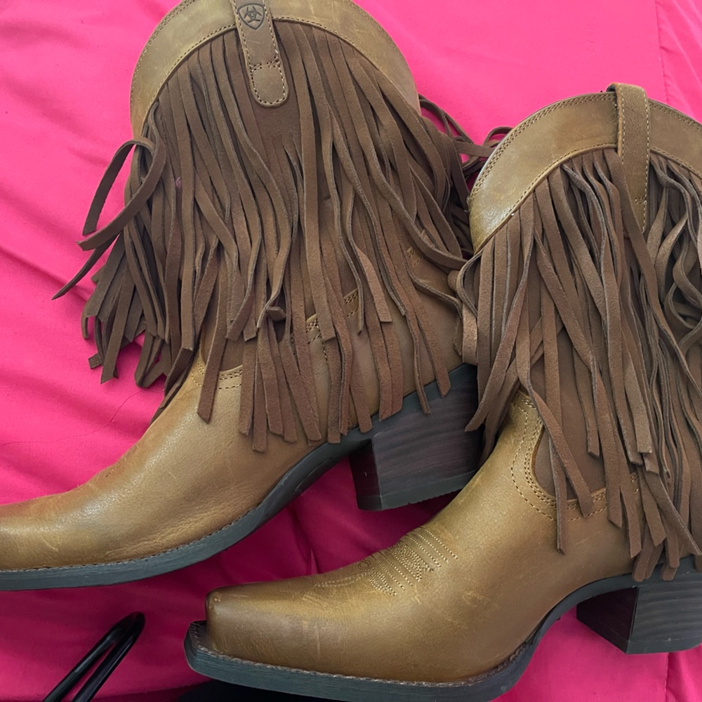 SIZE 10B ARIAT FRINGE BOOTS NEW WORN ONCE 5 MINUTES